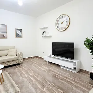 One-bedroom Gem By The Square Appartamento Tirana